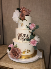 Cargar imagen en el visor de la galería, Pastel de despedida de soltera de tres pisos con betún de mantequilla. Decoración con flores y un topper de “bride to be
