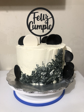 Cargar imagen en el visor de la galería, Pastel con diseño Black &amp; White. Tiene monedas de chocolate como decoración y un toper de happy birthday.
