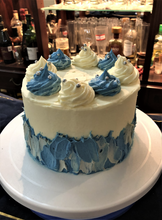 Cargar imagen en el visor de la galería, Pastel con diseño azul, betún de mantequilla y perlitas plateadas comestibles.
