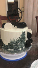 Cargar y reproducir el video en el visor de la galería, Video de acercamiento del pastel con diseño Black &amp; White. Tiene monedas de chocolate como decoración y un toper de happy birthday.
