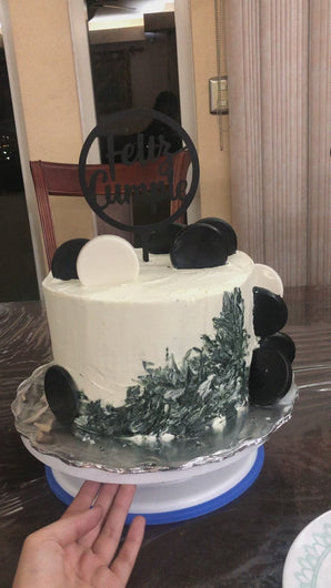 Video del pastel con diseño Black & White. Tiene monedas de chocolate como decoración y un toper de happy birthday.