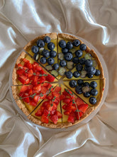 Cargar imagen en el visor de la galería, Pay de queso con frutos rojos
