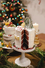 Cargar imagen en el visor de la galería, Pastel red velvet con betún de mantequilla y azúcar glass para 10 personas. La decoración incluye granada, galletas de mantequilla para las letras "X MAS" y mini pinitos navideños y piñitas de pino artificiales.
