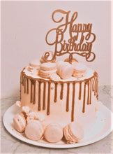 Cargar imagen en el visor de la galería, Pastel de vainilla con betún de mantequilla relleno de limón y mermelada. Decoración con macarons, perlas de color plateado comestibles, un drip de oro comestible y un topper de cumpleaños.

